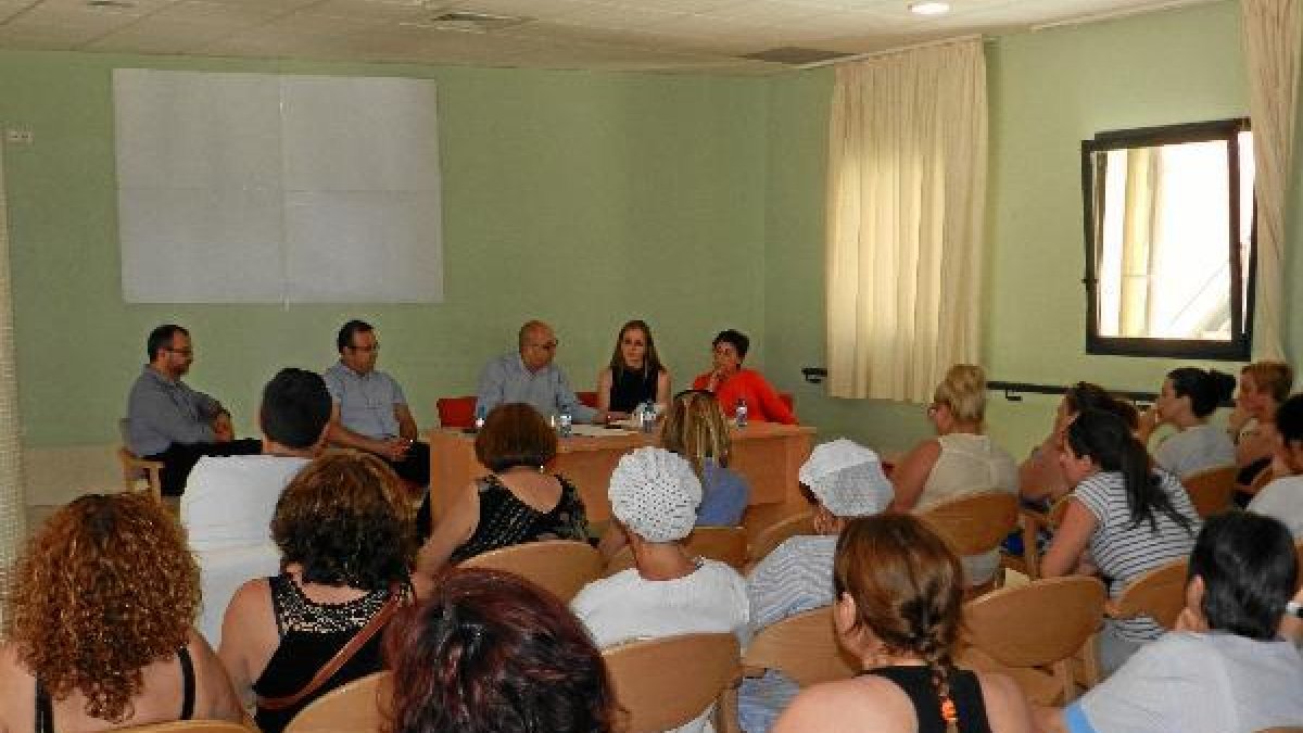Reunión con los trabajdores de la residencia.x,