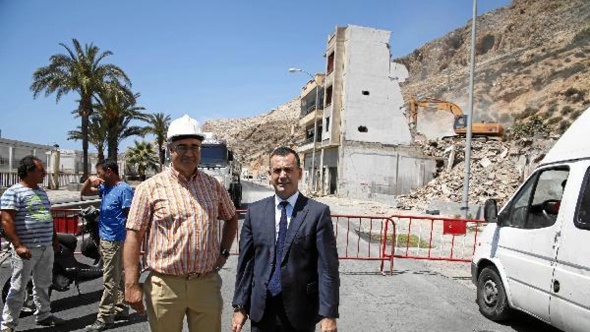 Pablo Venzal asistió ayer al inicio del derribo de los dos inmuebles en la Carretera de Málaga.