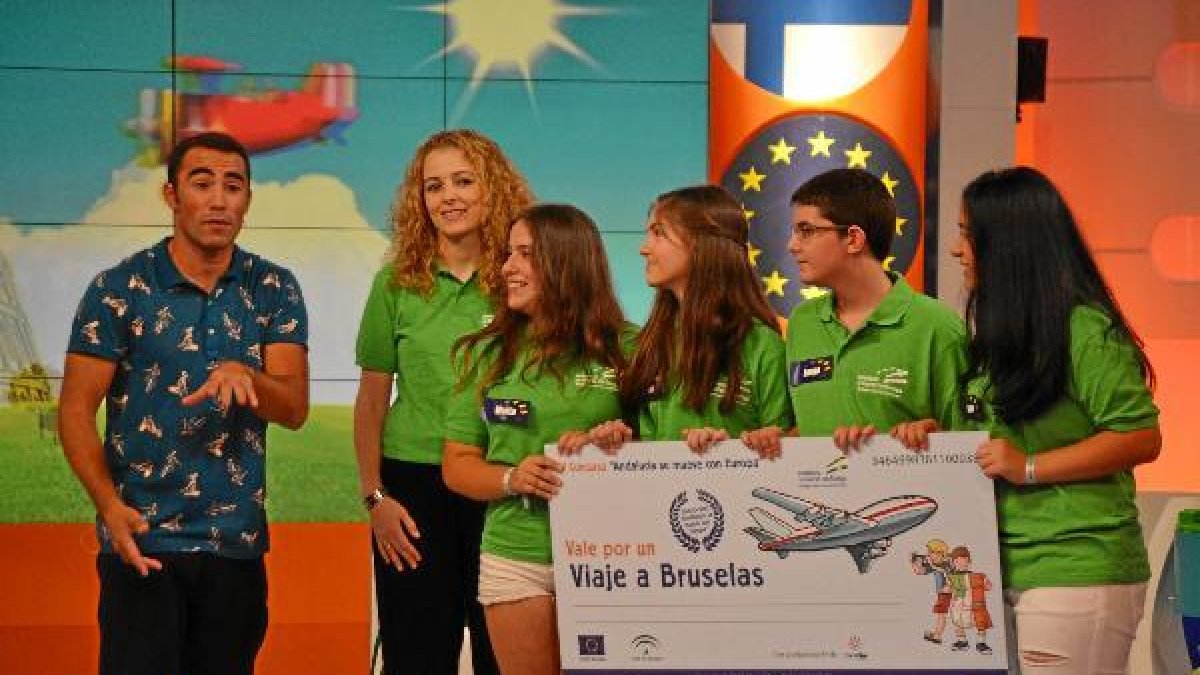 El equipo al completo, en el programa de Canal Sur, posa con el cheque que le vale un viaje a Brusel