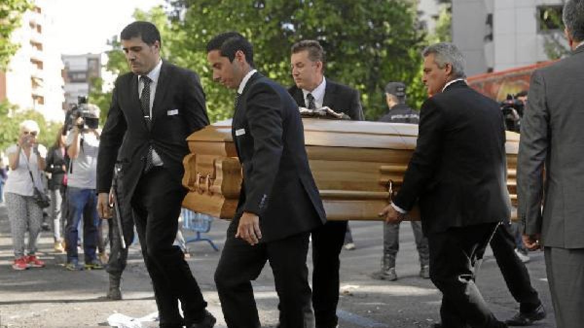 Llegada del féretro con los restos de Alfredo Di Stéfano al Bernabéu.tyle>.apqj{position:a