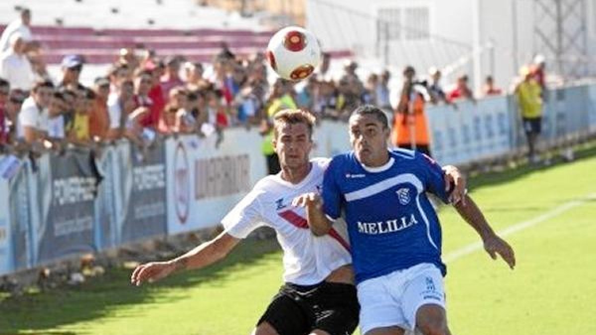 Fatah en la Ciudad Deportiva del Sevilla con la camiseta del Melilla.tyle>.apqj{position:a