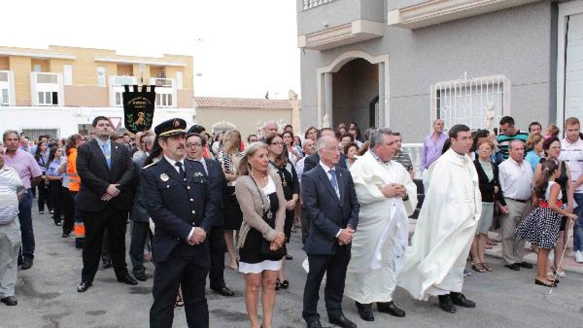 El alcalde y el párroco, Miguel Romera, encabezaron la procesión.tyle>.apqj{position:absol