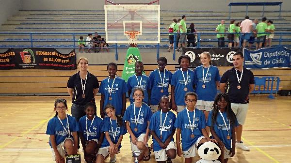 El CD Roquetas de Baloncesto con la medalla de bronce.e;clip:re