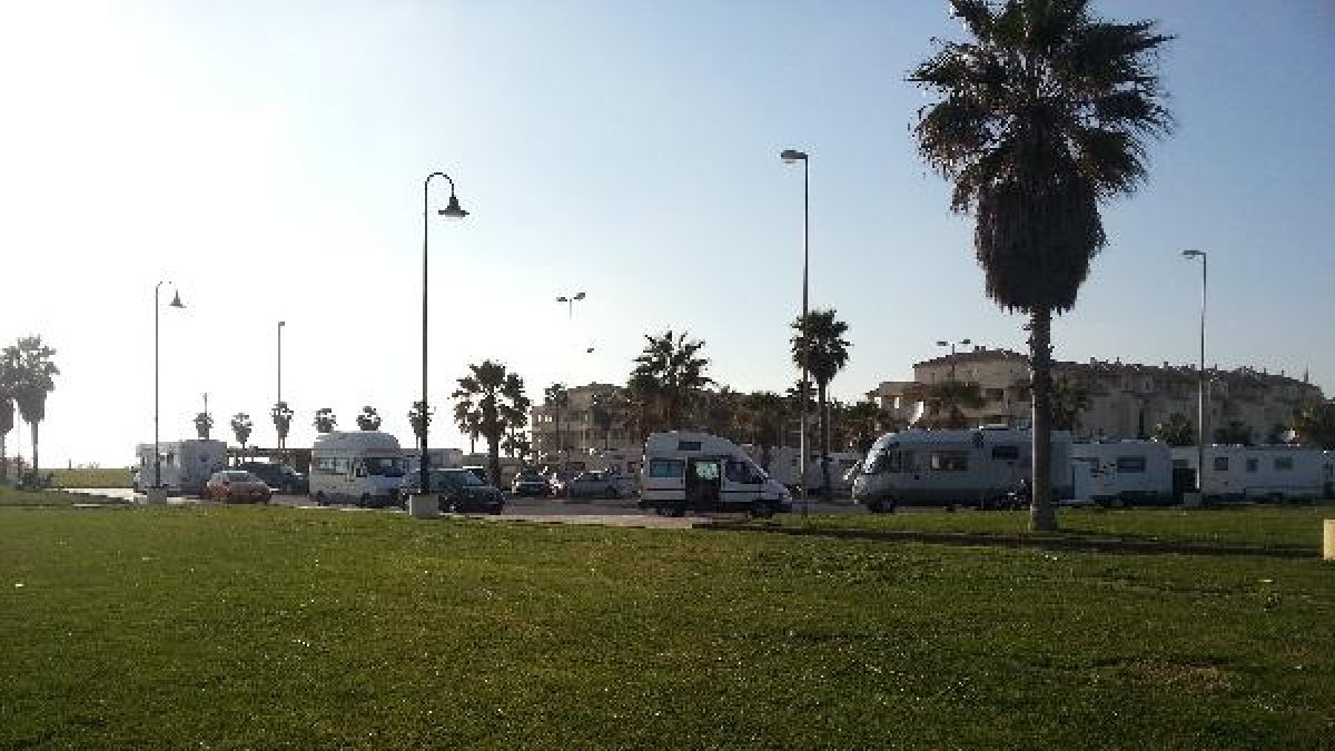 Imagen de archivo del aparcamiento de caravanas en Playa Serena.tyle>.apqj{position:absolu