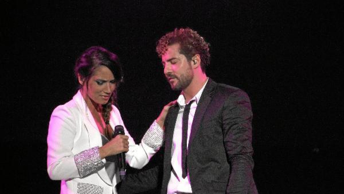 Dueto sorpresa con India Martínez en el Palacio de los Deportes de Madrid. tyle>.apqj{posi