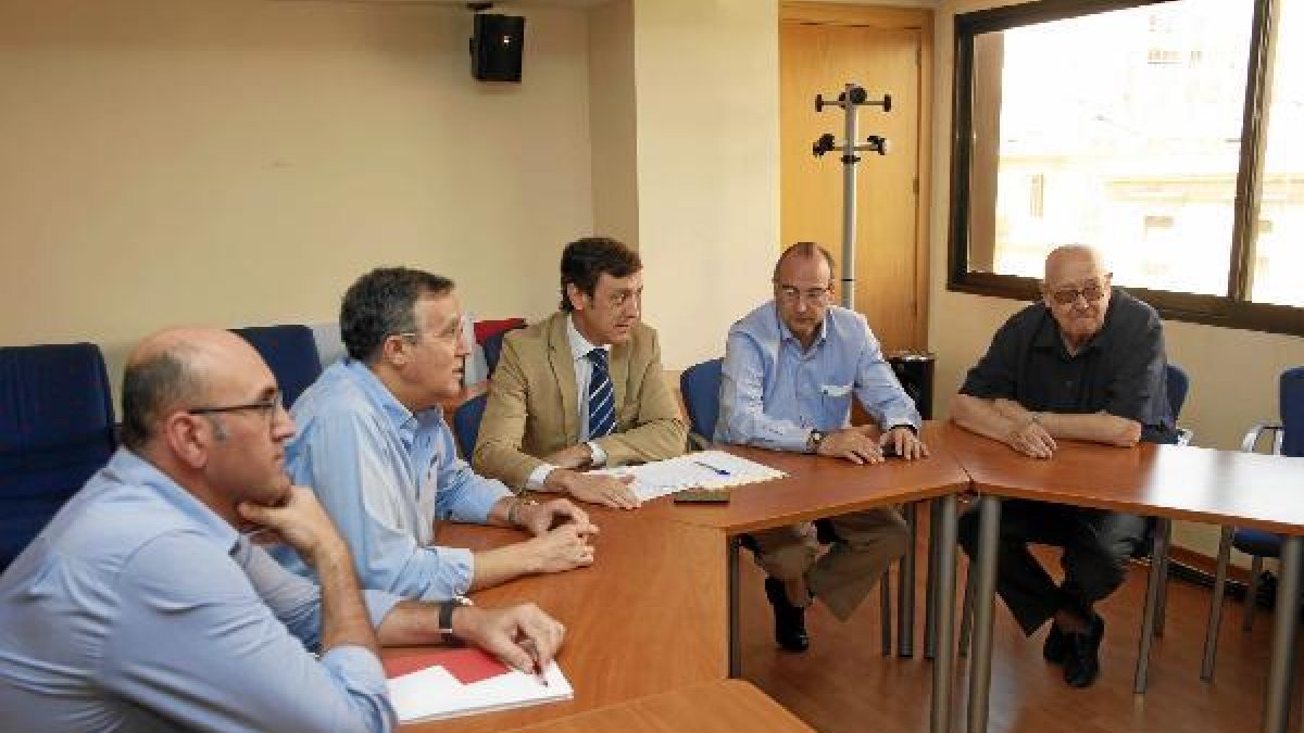 Reunión con Hernando y Rodríguez-Comendador en la sede del PP ayer.tyle>.apqj{position:abs