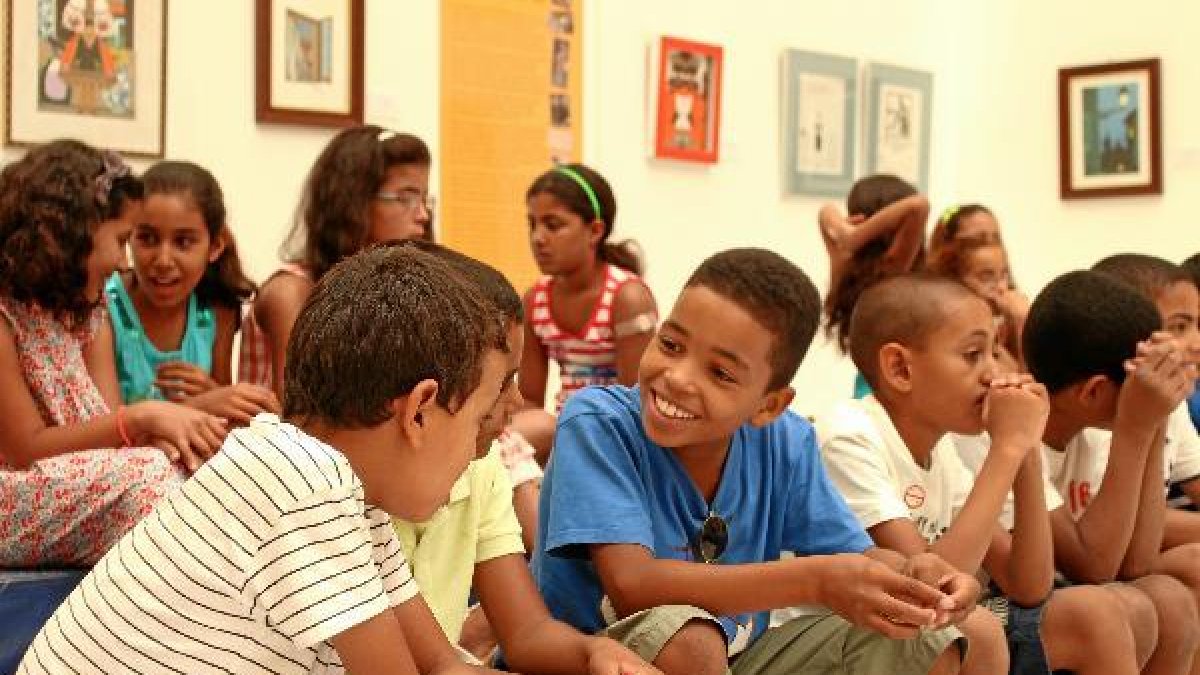 Los niños y niñas llegados de la Hamada Argelina de Tindouf compartiendo sus experiencias con los ot