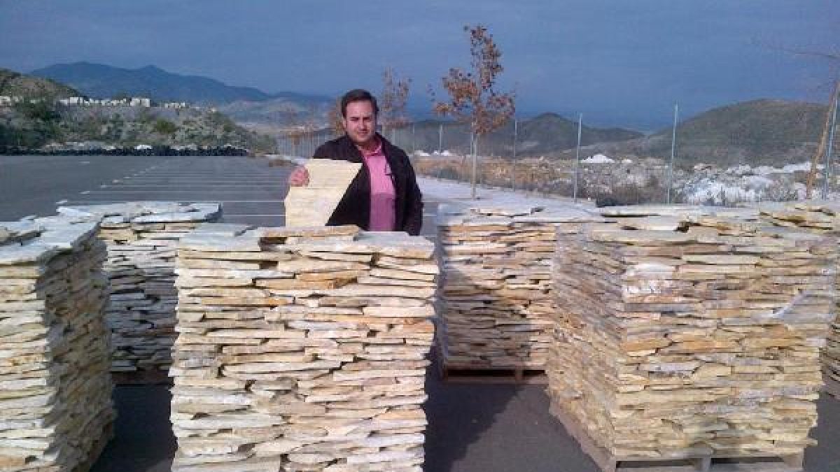 El alcalde de Macael posa con aleros de mármol.