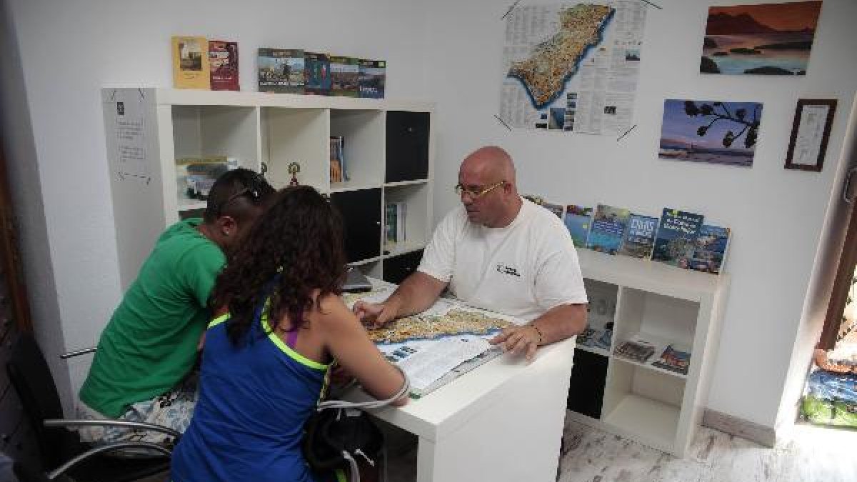 La oficina de turismo de Cabo de Gata, en la iglesia de Las Salinas.tyle>.apqj{position:ab