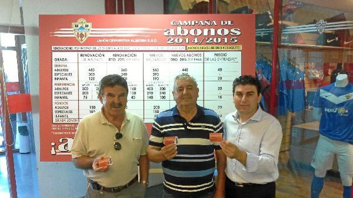 José, Bonifacio y Juan Antonio, los primeros en llevarse el abono.tyle>.apqj{position:abso