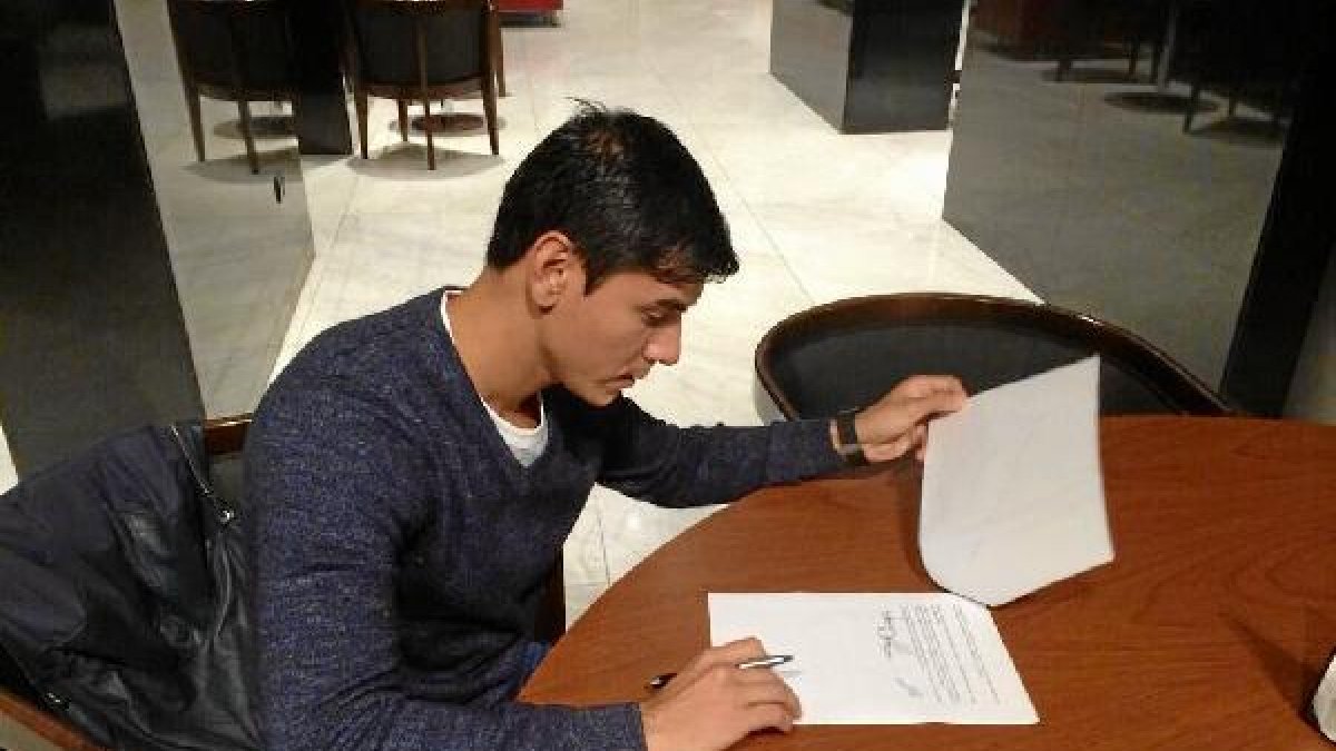 Óscar Ustari firmando su contrato con el Newells Old Boys.e;cli