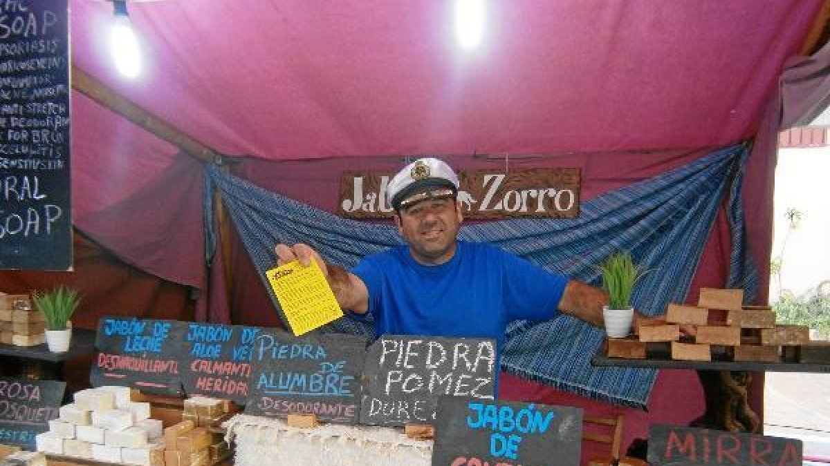 Uno de los stands del mercado marinero.x,auto,a