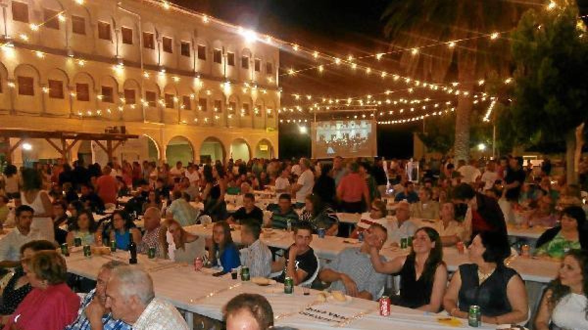 La plaza del pueblo se volvió a llenar como en ediciones anteriores.tyle>.apqj{position:ab