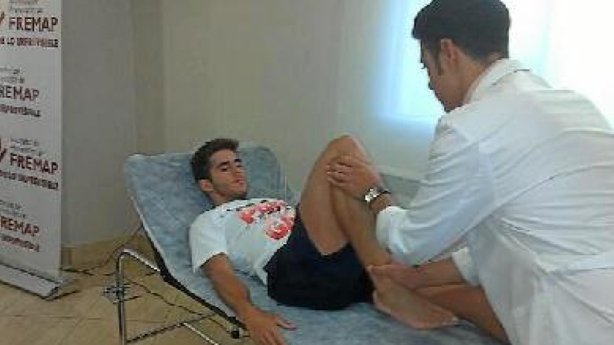 Jairo pasando esta mañana el reconocimiento médico.e;clip:rect(