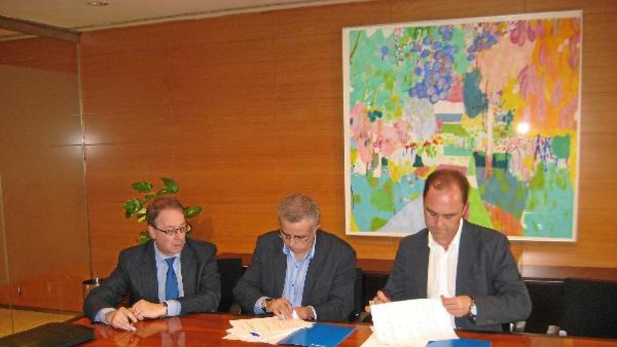 Momento de la adhesión de El Saliente al programa Incorpora de la Obra Social.tyle>.apqj{p