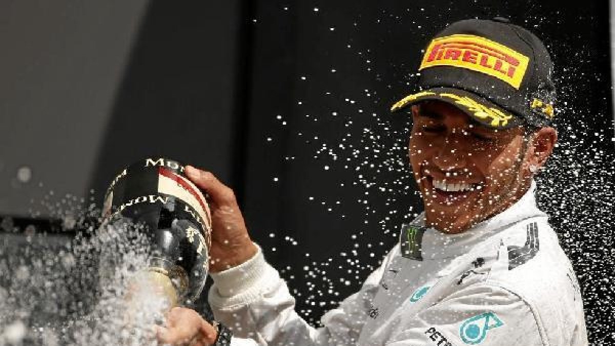 Hamilton celebrando la victoria en casa.x,auto,