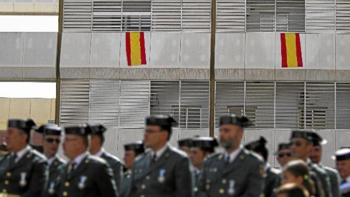 Guardias Civiles en la Comandancia de Almería en la celebración del Día del Pilar.tyle>.ap