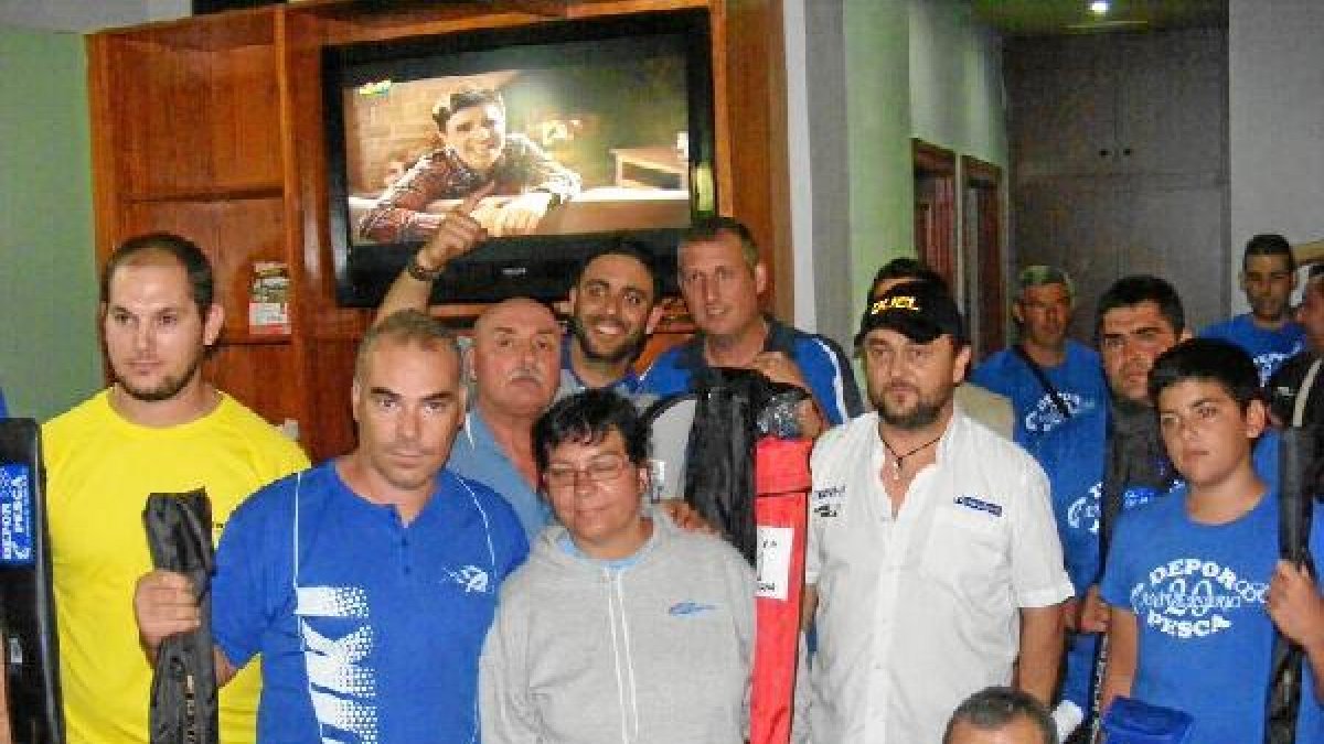 Los distintos ganadores posan con el equipo organizador de Depor Pesca.tyle>.apqj{position