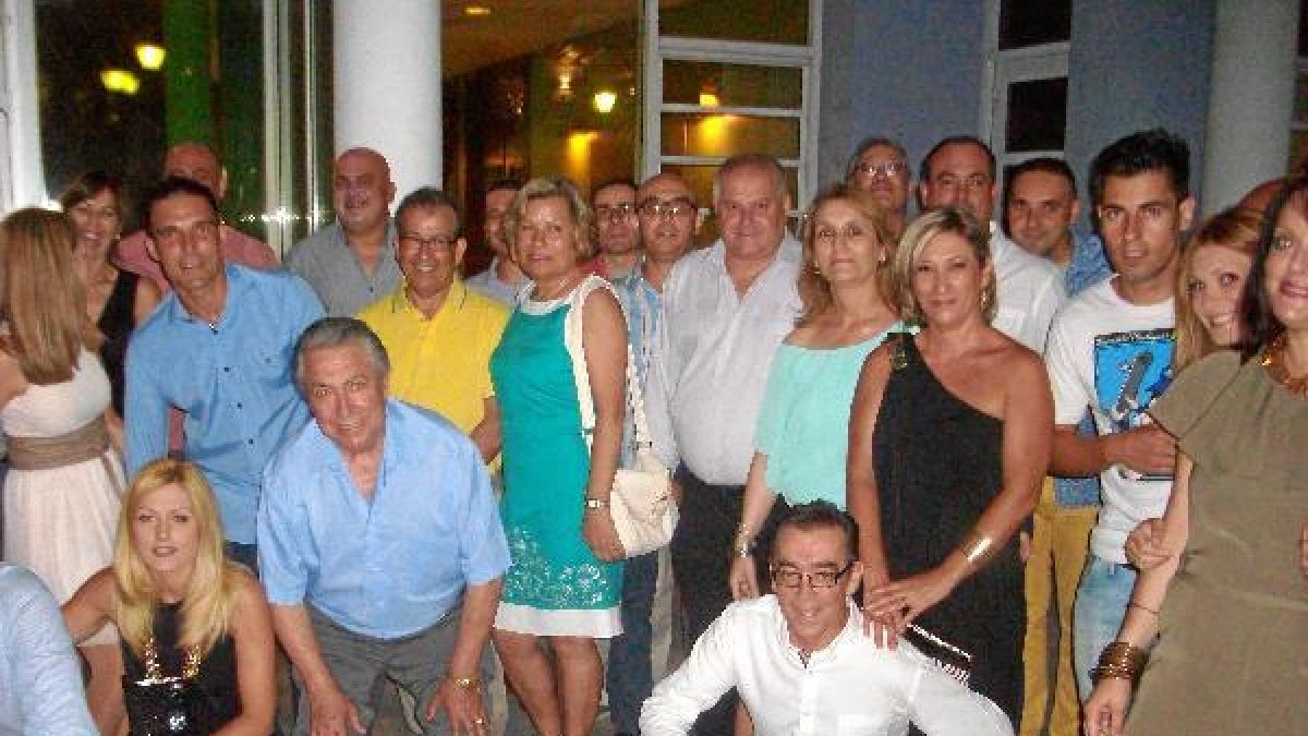 Amigos y familia a la llegada al Club de Mar.x,