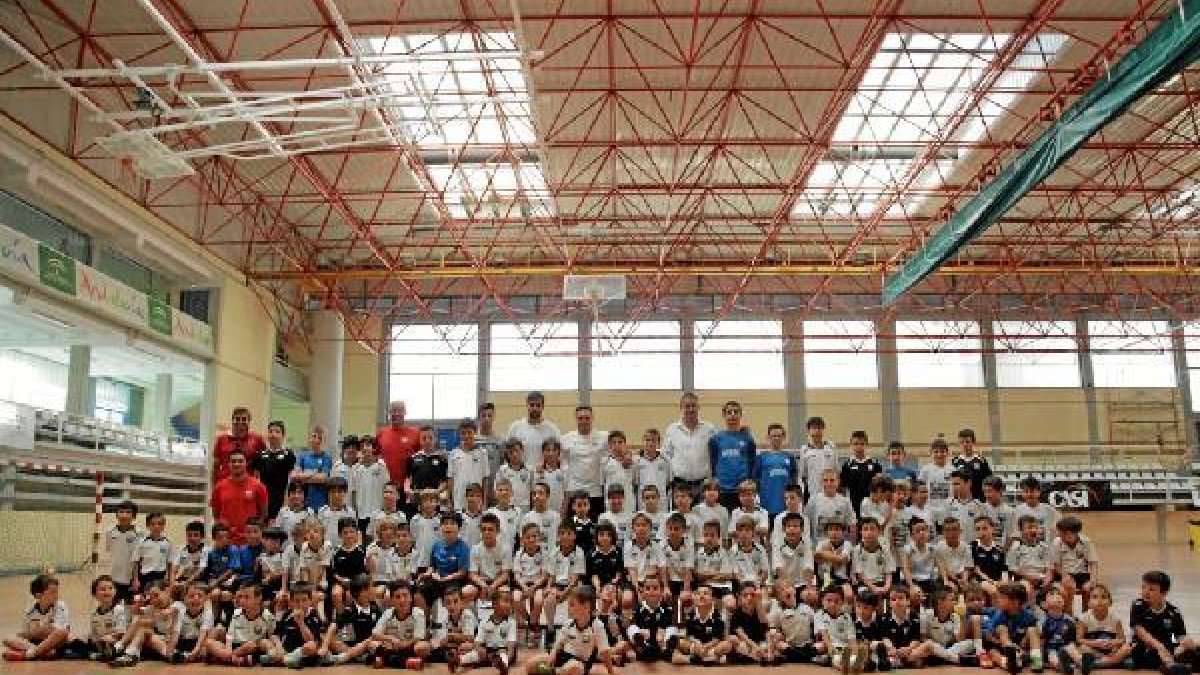 Los alumnos con los profesores y su director en el pabellón Antonio Rivera.tyle>.apqj{posi