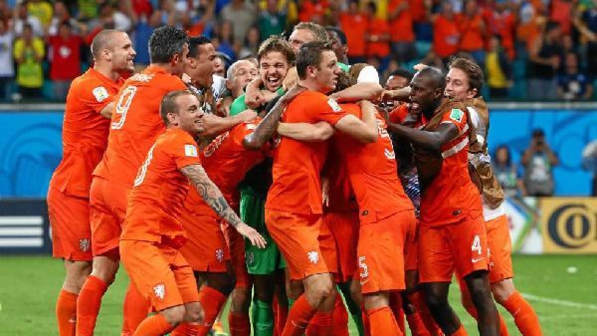 Piña oranje tras conseguir el pase a la semifinal ante Costa Rica.tyle>.apqj{position:abso