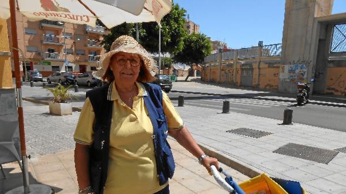 María Rosa reparte cartas en el Zapillo desde hace más de una década. tyle>.apqj{position: