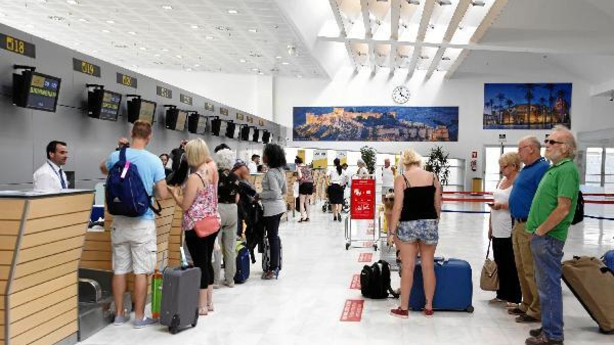 Viajeros en una imagen de archivo facturando los equipajes para coger sus vuelos con destino a disti