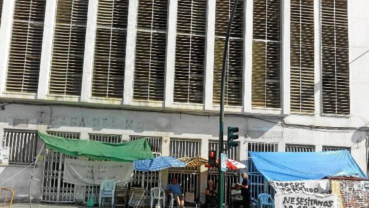 Vecinos de Pescadería permanecen ‘acampados’ frente a “su” Casa del Mar. tyle>.apqj{positi