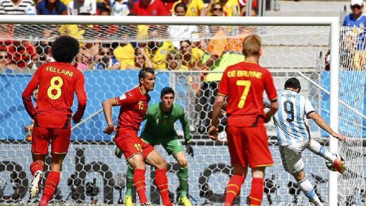 Higuaín le pegó con el alma para poner en ventaja a Argentina.e