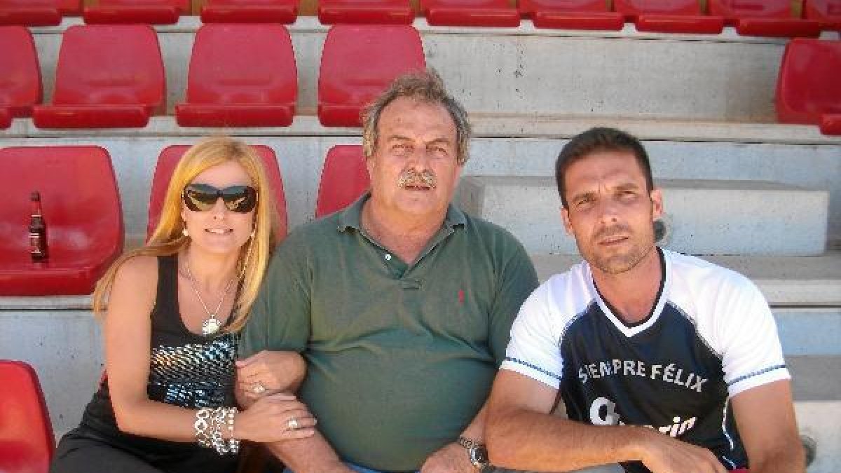 Félix padre con su hija Mari Tere y su hijo Jose.e;clip:rect(46