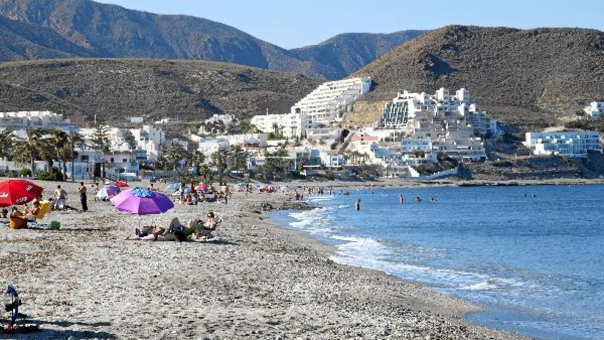 Playa del Ancón el pasado viernes, tras la limpieza de los invertebrados. tyle>.apqj{posi