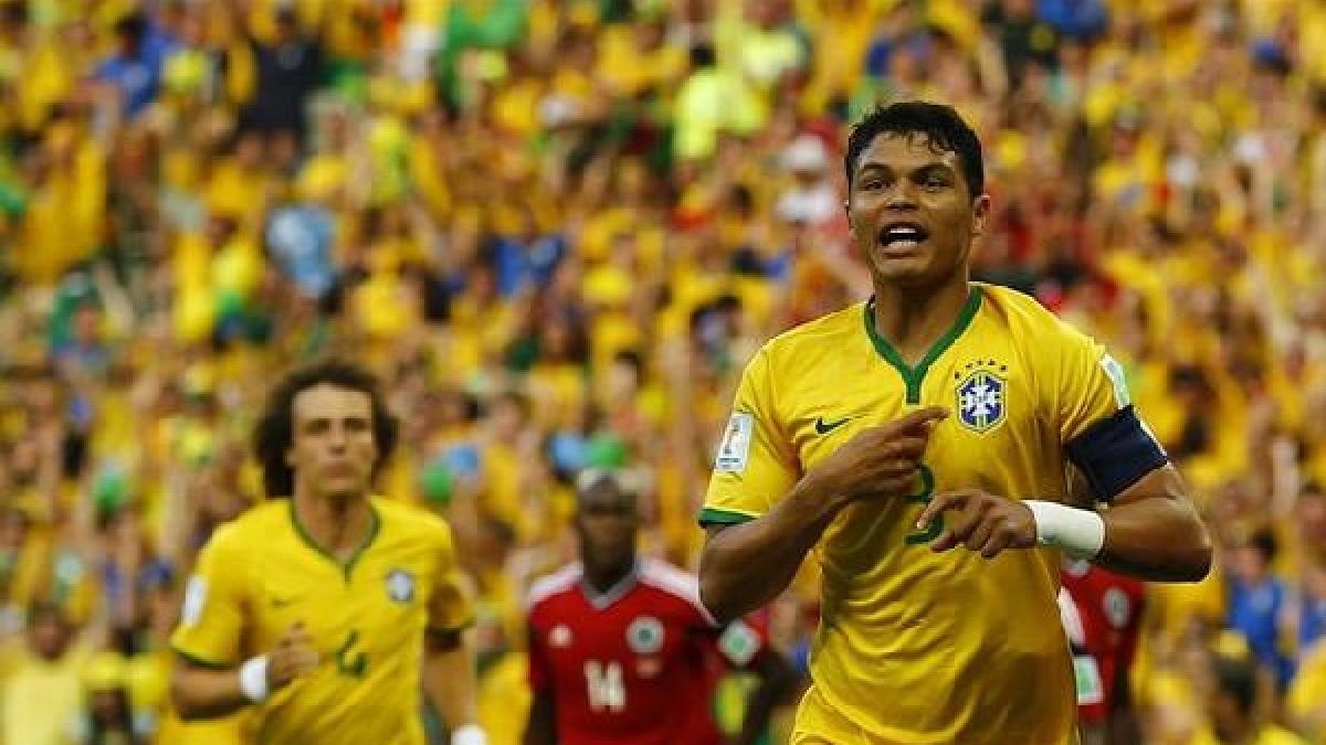 Thiago Silva celebra el primer gol de Brasil.x,