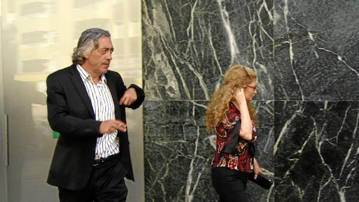 La exsecretaria imputada sale de los juzgados. 
