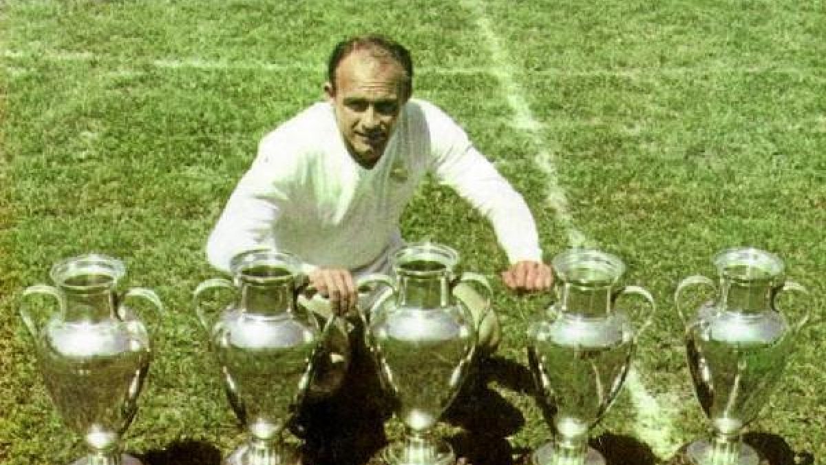 Alfredo Di Stéfano rodeado de Copas de Europa.x