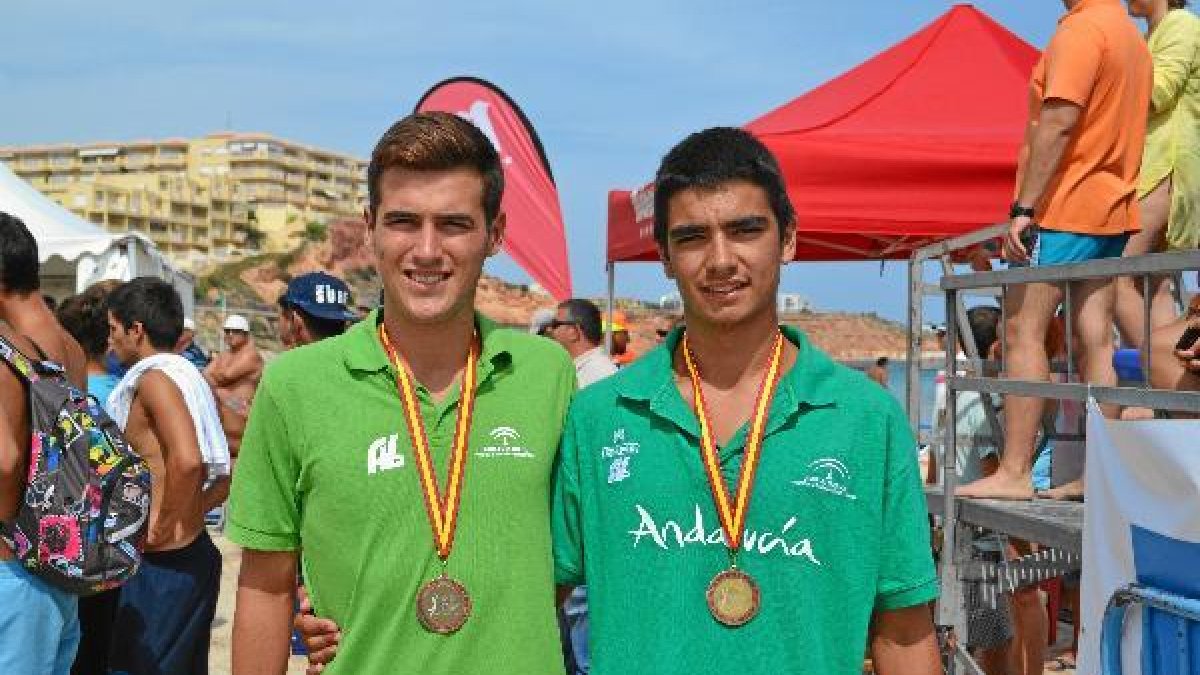 Casimiro y Alemán lucen sus medallas de campeones.e;clip:rect(4