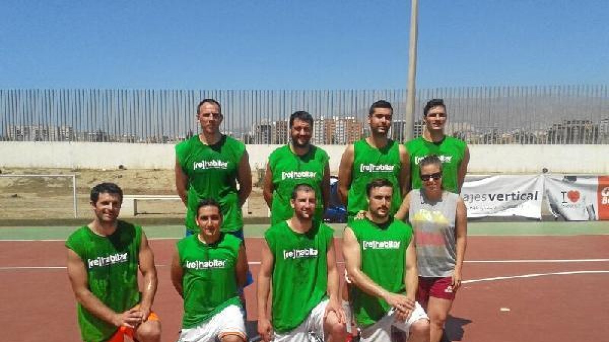 Equipo campeón, junto a Carmen Sánchez Villanueva, representante de Rehabitar.tyle>.apqj{p
