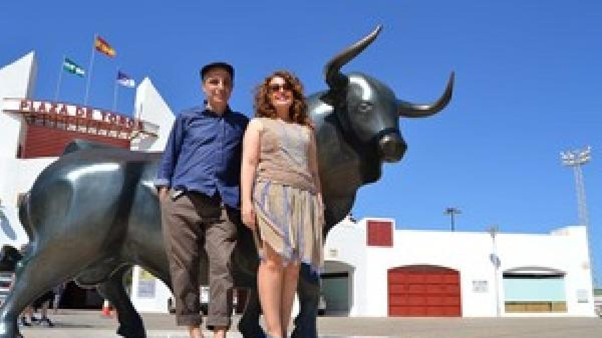 Pablo Berger, con la directora del curso, Teresa Belmonte.e;cli