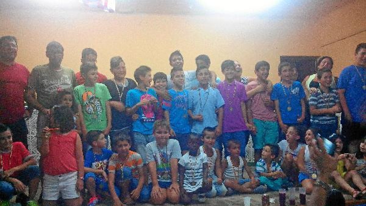 canteranos de la peña deportiva almeriense con sus medallas y trofeos antes de celebrar con la famil