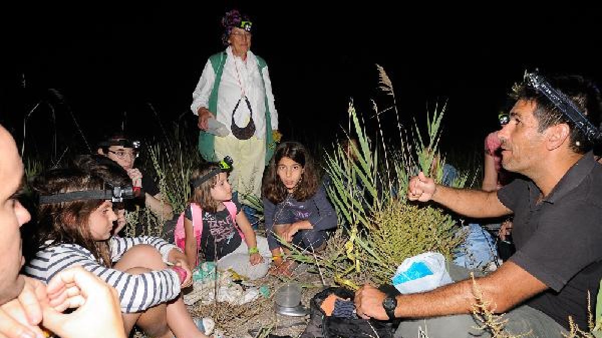 Emilio Rodríguez, presidente de Serbal, con los pequeños.  e;cl