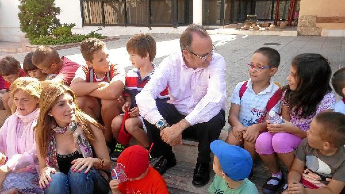 El alcalde, ayer, recibiendo a los niños en Alcaldía.e;clip:rec