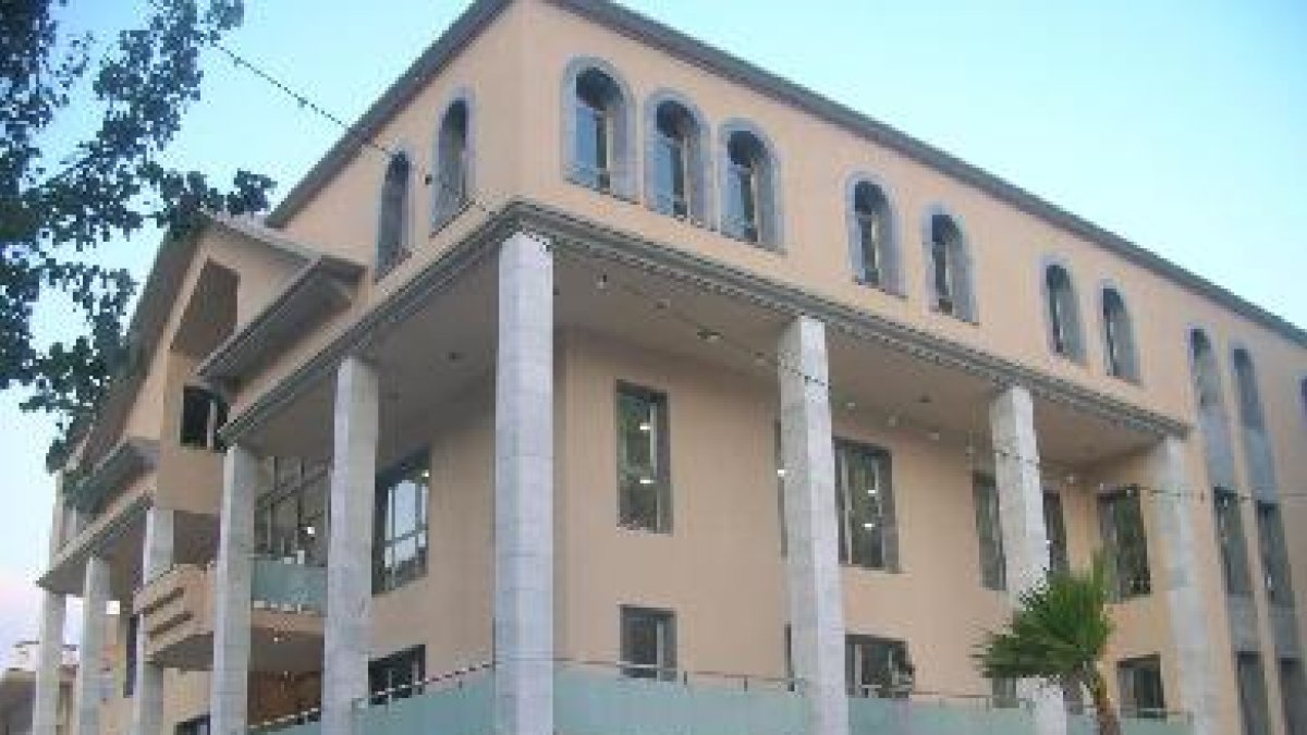 Parte de la fachada del Ayuntamiento de Macael.