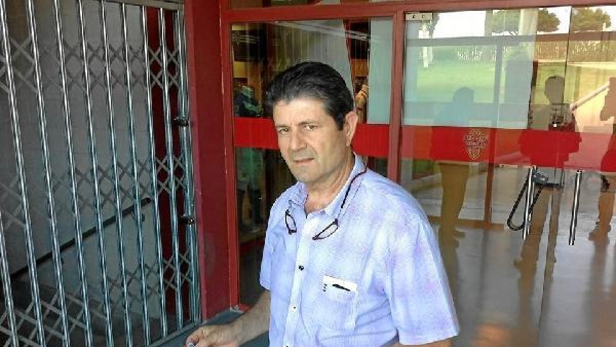 Antonio Capel con su abono on line.o,