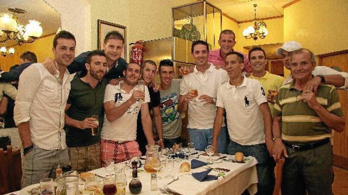 Félix Crespo, tercero por arriba, celebrando el título de campeón con el Muebles Mago.tyle