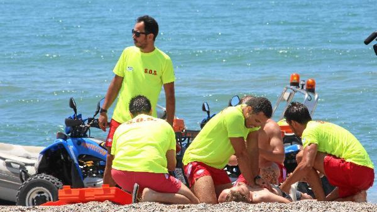 Efectivos participantes en el simulacro, durante las tareas de reanimación de la víctima.t
