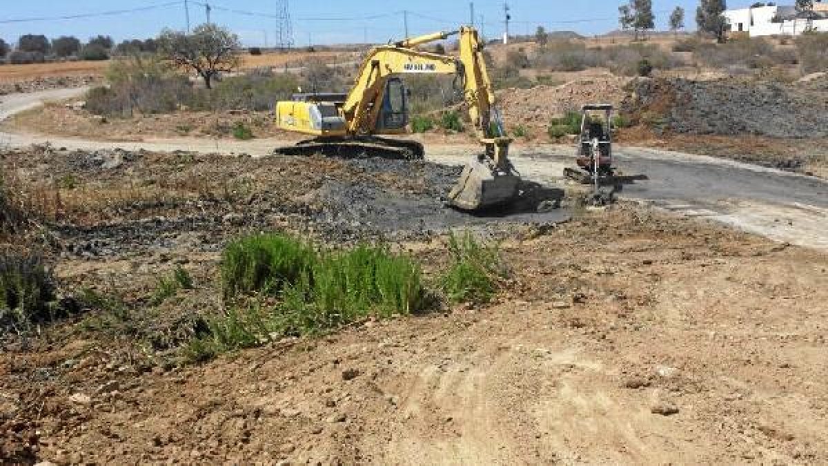 Una excavadora trabaja en la rambla de Hornos.