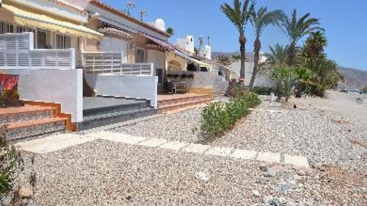 Una decena de viviendas en primera línea de la playa de La Ventilla ha retirado las jardineras de su
