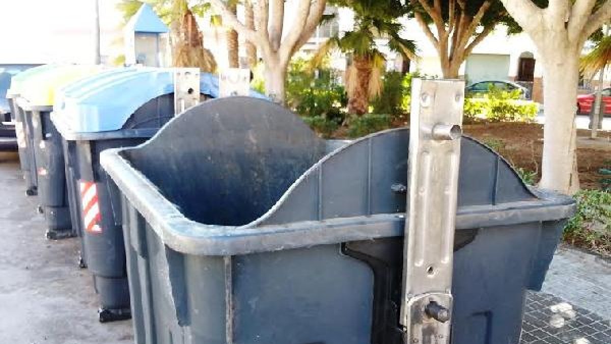 Contenedor sin tapa en una de las calles de la capital.e;clip:r