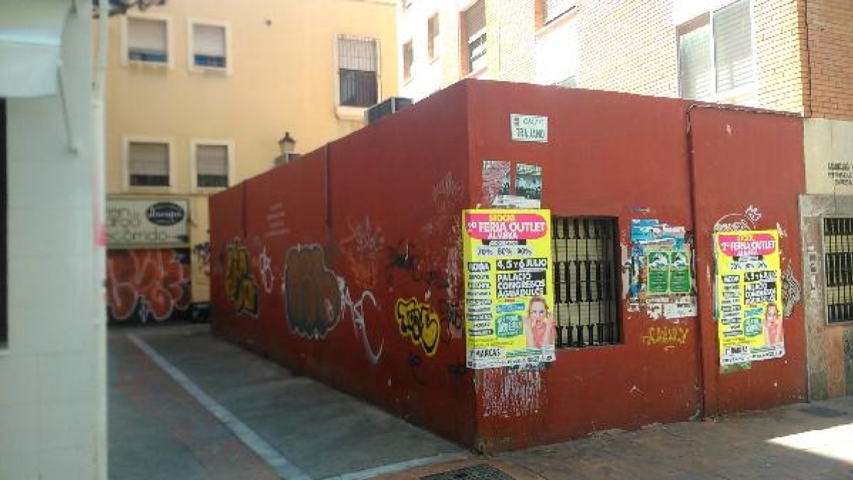 Tramo de la calle Trajano en la capital.x,auto,