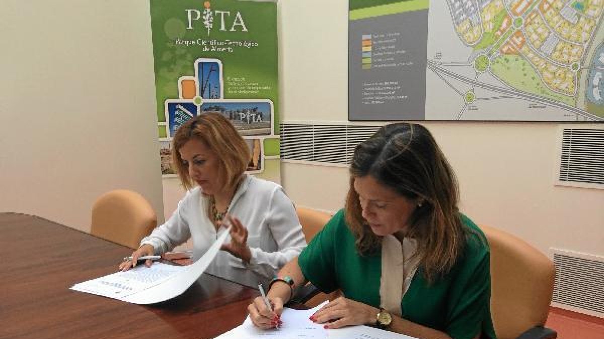 Sonia Ferrer y Ana Martínez Labella en el momento de la firma del convenio.tyle>.apqj{posi