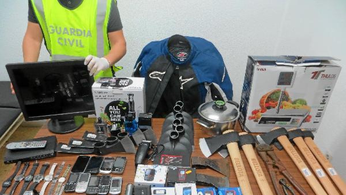 Efectos intervenidos por la Guardia Civilx,auto